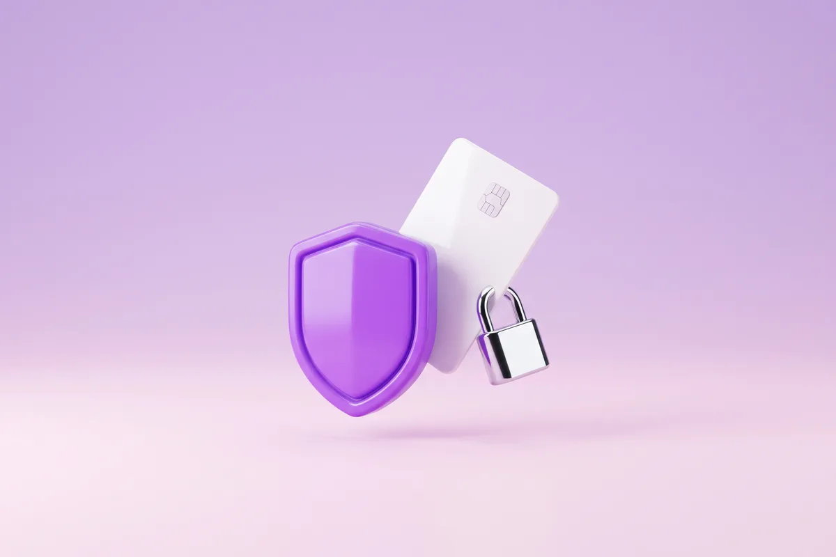 Uno scudo davanti a una carta di pagamento con chip, accanto a un lucchetto